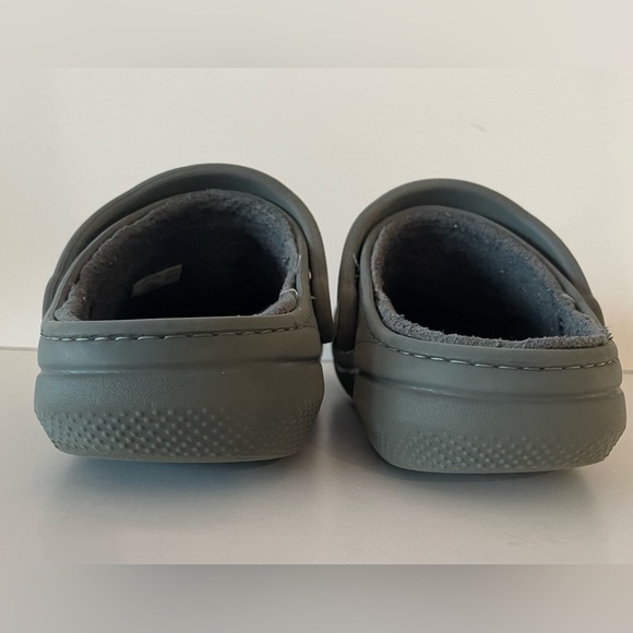 Crocs Classic Lined Unisex Black Slip-On Faux Fur Clogs
Men Size 4
Women Size 6 - Picture 3 of 5